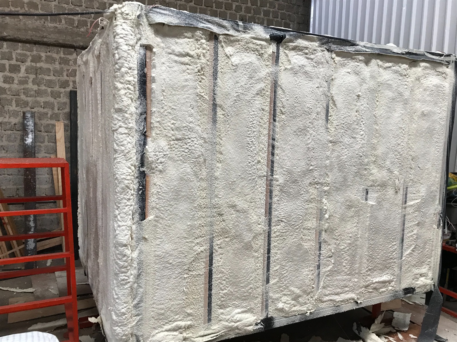 Cámara de refrigeración con recubrimiento aislante